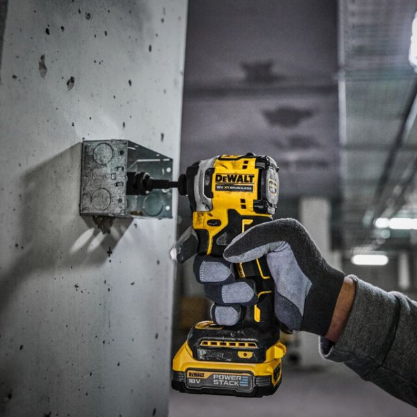 DeWALT DCF850E1T (1x aku PowerStack) aku rázový utahovák - verze bez nabíječky Obrázek