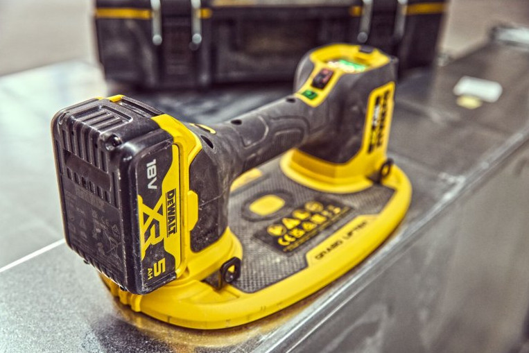 DeWALT DCE590N (bez aku) GRABO akumulátorová přísavka pro přenášení materiálu Obrázek