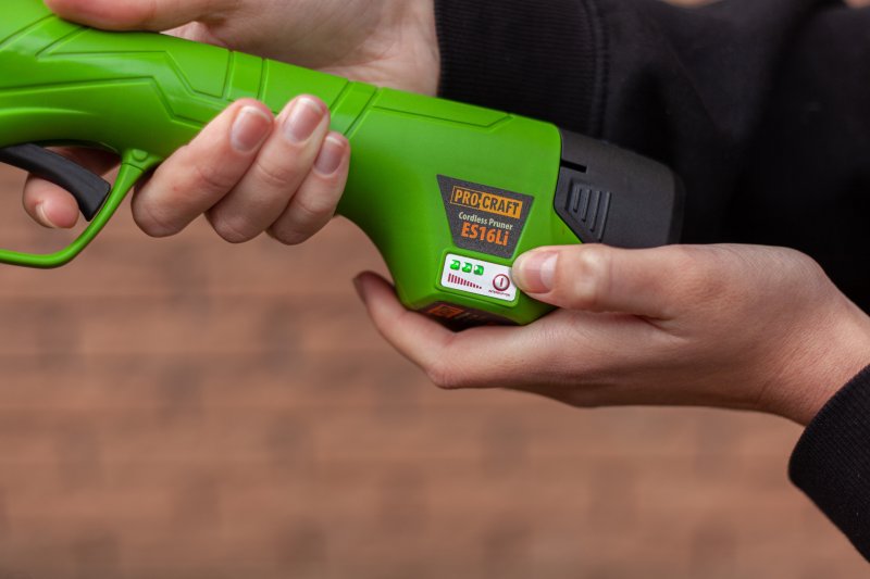 PROCRAFT ES16Li zahradní aku nůžky na větve LiIon 16V 2x 2Ah Obrázek
