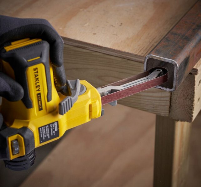 STANLEY FATMAX SFMCE210D2K aku pásový pilník 2x2Ah 18V LiIon V20 Obrázek