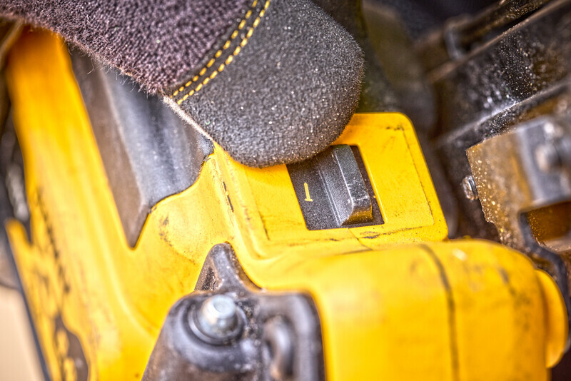 DeWALT DCN930N (verze bez aku) 18V XR 90mm aku hřebíkovačka na rámování Obrázek