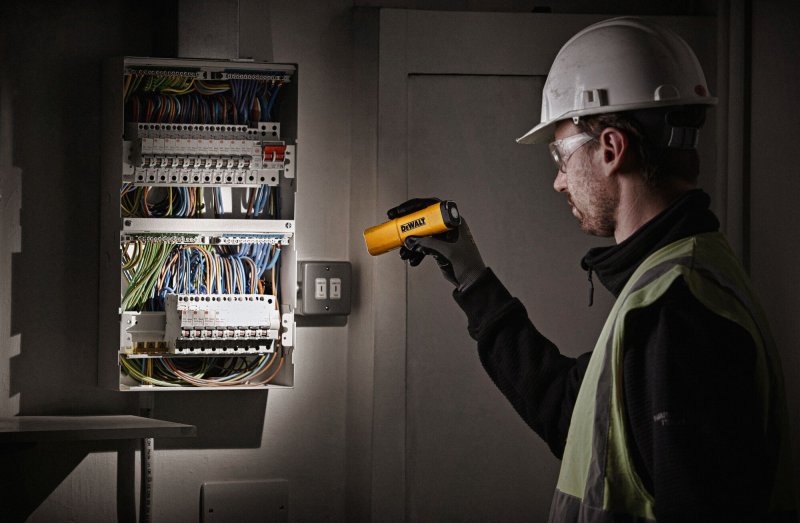 DeWALT DCL183 nabíjecí svítilna USB-C / 1000 lm Obrázek