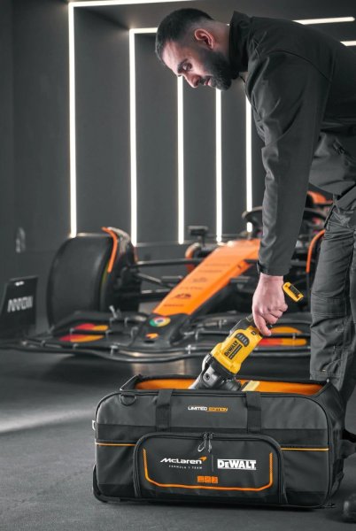 DeWALT DWST83522-9 brašna na nářadí s kolečky a výsuvnou rukojetí edice McLaren F1 Team Obrázek