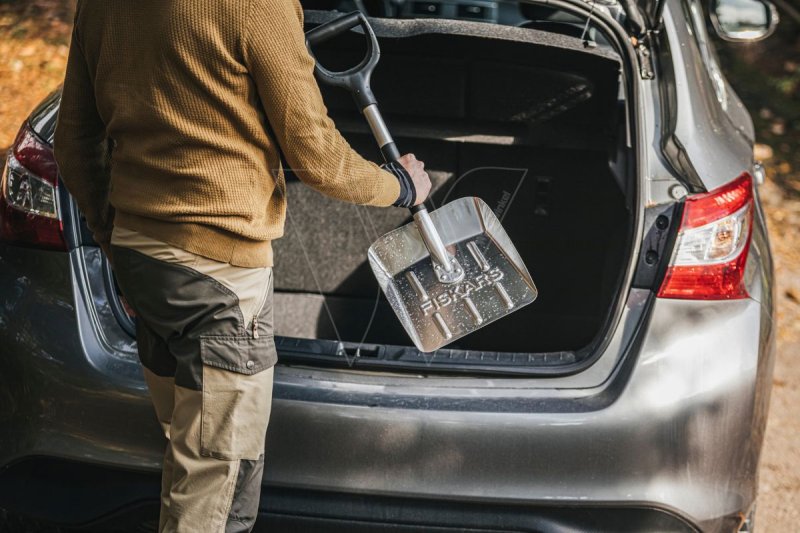 FISKARS krátká lopata do auta (71 cm) Obrázek