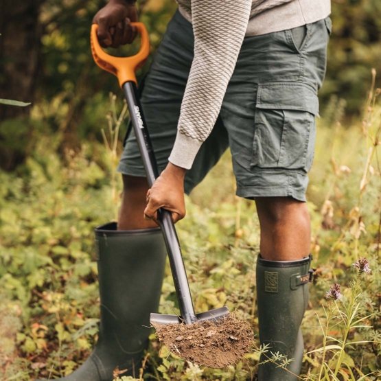 FISKARS 1066716 rýč Solid špičatý | NAKO Pardubice