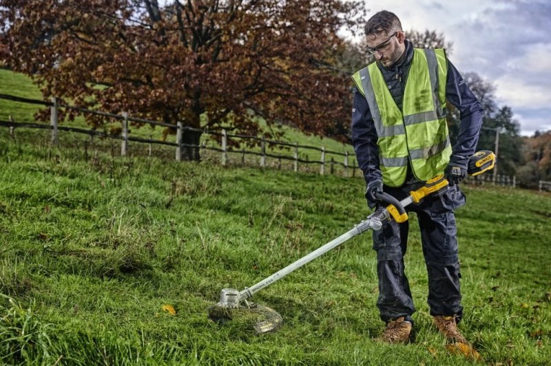 DeWALT DCMST561P1 (1x5Ah) bezuhlíková aku strunová sekačka - sklopná násada Obrázek