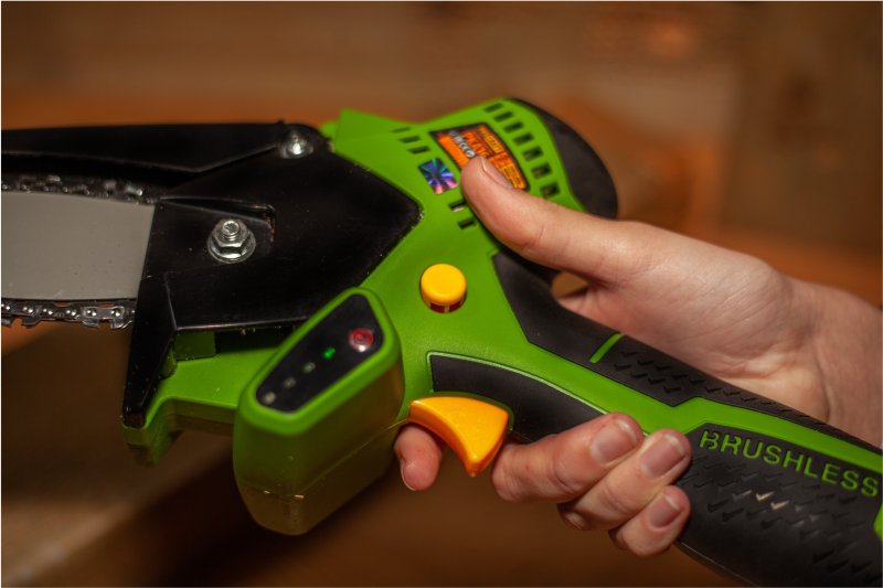 PROCRAFT PKA16 bezuhlíková jednoruční aku řetězová pila 10cm LiIon 16V 2x 2Ah Obrázek