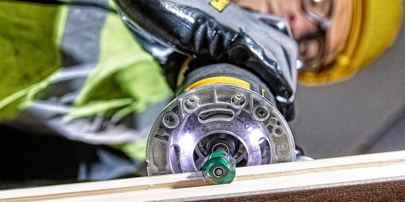 DeWALT DCW604 + Tstak (verze bez aku) aku frézka s ponornou základnou Obrázek