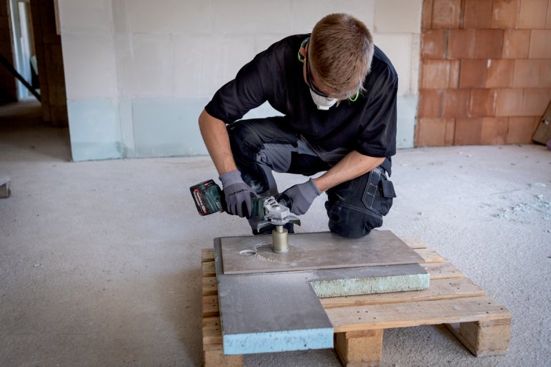 METABO W 18 L BL 9-125 aku úhlová bezuhlíková bruska v metaBOXu, bez baterií 602374840 Obrázek