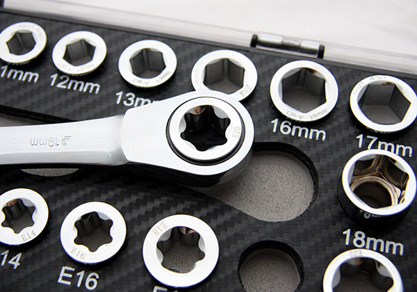 HOGERT HT1R492 ráčnový klíč 14x19mm se sadou nástavců 20ks Obrázek