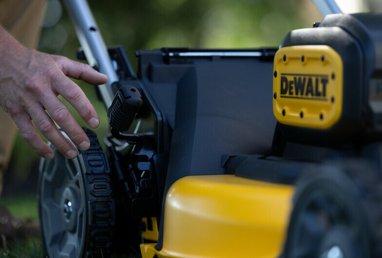 DeWALT DCMWSP156W2 18V (2x8Ah) aku sekačka s pojezdem Obrázek