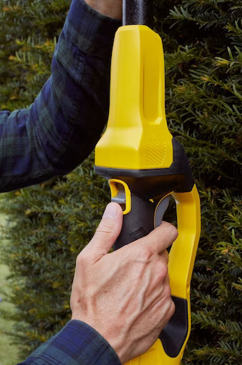 STANLEY FATMAX SFMCPH845M1-QW dlouhé aku nůžky na živý plot V20 LiIon 1x4,0Ah Obrázek