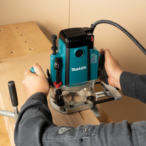 MAKITA RP2303FC01 vrchní frézka s regulací 2100W Obrázek