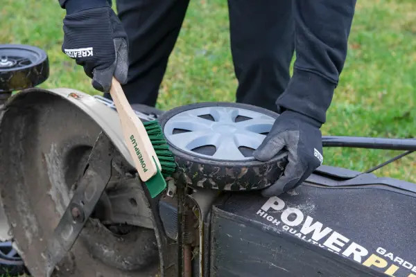 POWERPLUS POWACG9010 kartáč se škrabkou na čištění sekaček Obrázek