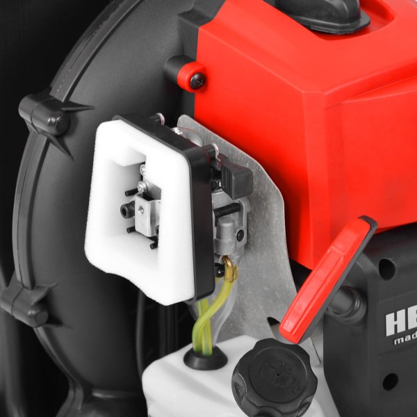 HECHT 943 zádový motorový fukar na listí Obrázek