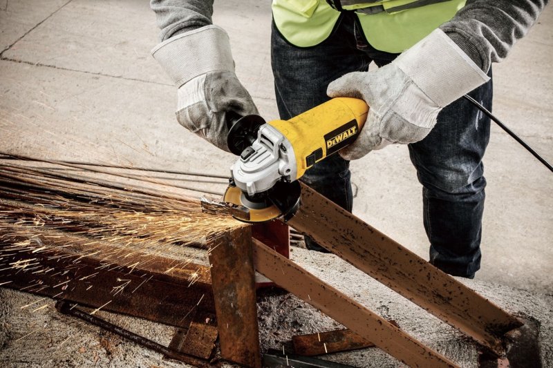 DeWALT DWE4117 úhlová bruska 125mm 950W