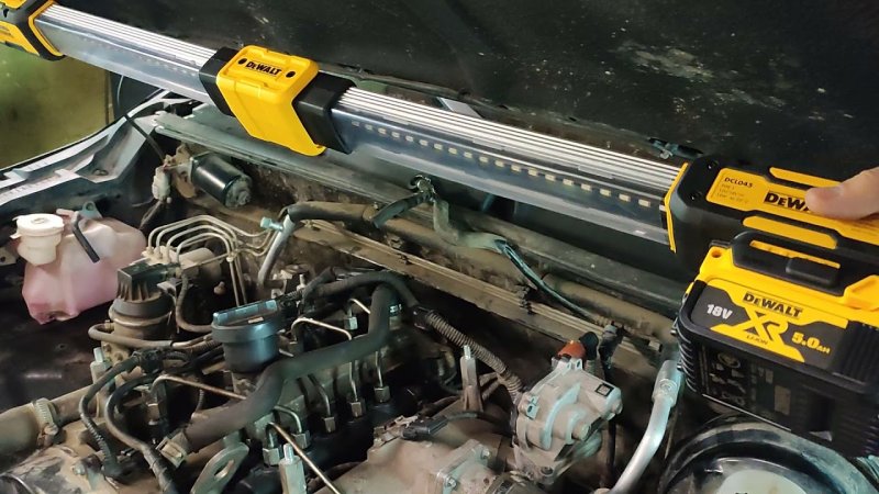 DeWALT DCL045 aku světlo pro uchycení na kapotu Obrázek