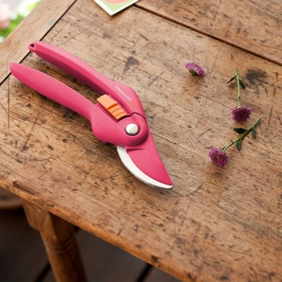 FISKARS Inspiration RUBY 1003657 zahradní nůžky na větve dvoučepelové růžové Obrázek