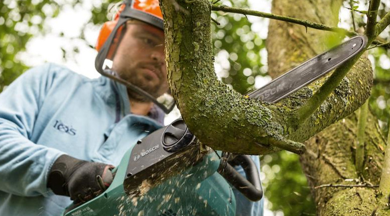 BOSCH UniversalChain 40 elektrická řetězová pila Obrázek