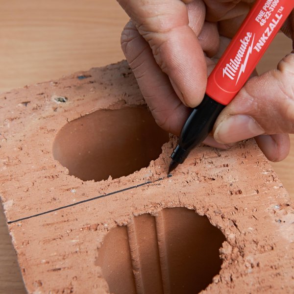 Milwaukee INKZALL 48223100 černý permanentní popisovač na kov, plast, dřevo, beton Obrázek