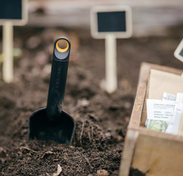 FISKARS 1071899 Solid lopatka přesazovací, 65% recycled Obrázek