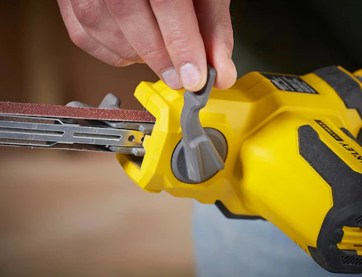 STANLEY FATMAX SFMCE210D2K aku pásový pilník 2x2Ah 18V LiIon V20 Obrázek