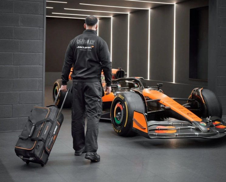 DeWALT DWST83522-9 brašna na nářadí s kolečky a výsuvnou rukojetí edice McLaren F1 Team Obrázek