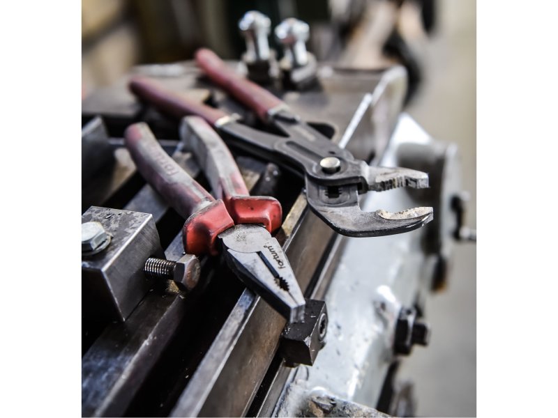 FORTUM 4770302 kleště kombinované  180mm 61CrV5 Obrázek