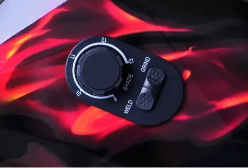 PROTECO P800E-F svářecí samostmívací kukla s motivem PLAMENY Obrázek