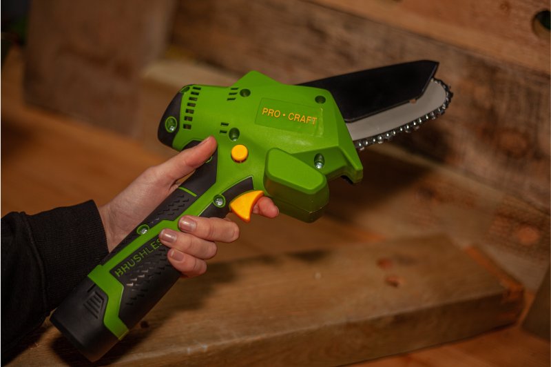 PROCRAFT PKA16 bezuhlíková jednoruční aku řetězová pila 10cm LiIon 16V 2x 2Ah Obrázek