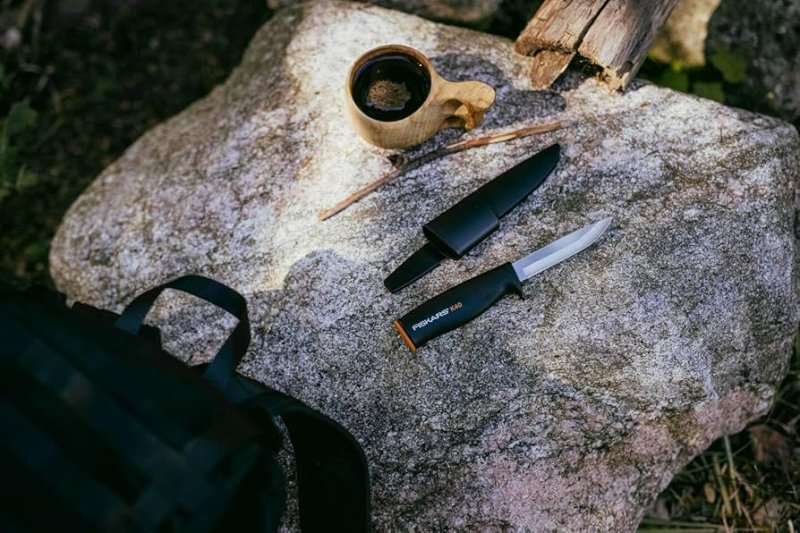 Nůž Fiskars se závěsným pouzdrem Obrázek