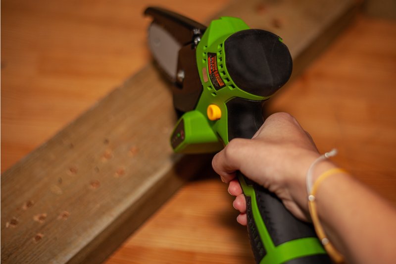 PROCRAFT PKA16 bezuhlíková jednoruční aku řetězová pila 10cm LiIon 16V 2x 2Ah Obrázek