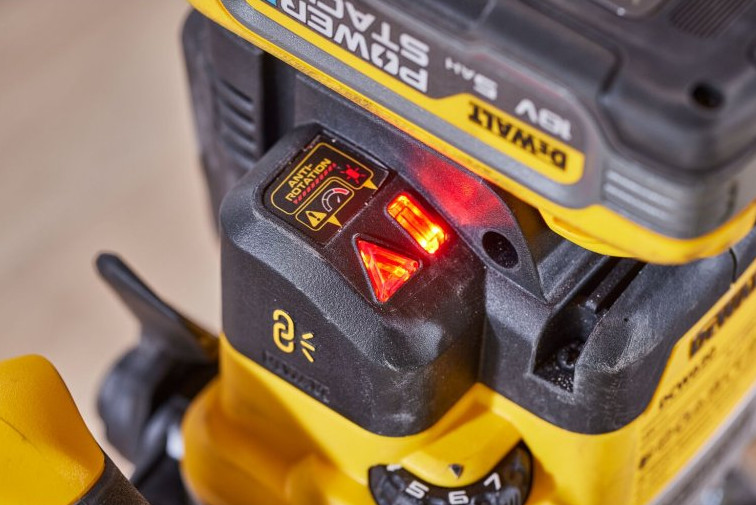 DeWALT DCW620 (verze bez aku) 18V XR 70mm aku horní frézka – bezuhlíková Obrázek